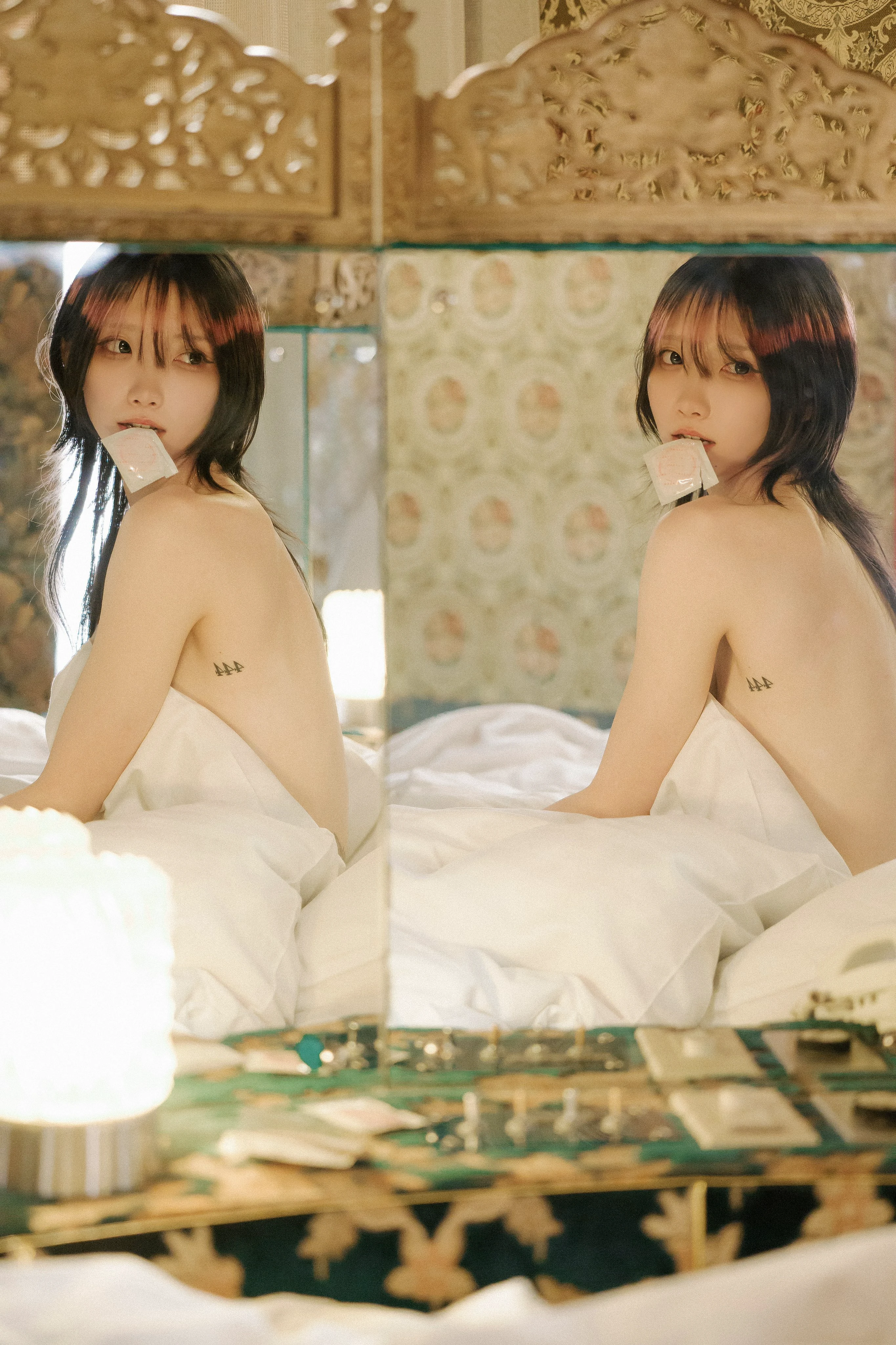 镜子里有双胞胎姐妹花