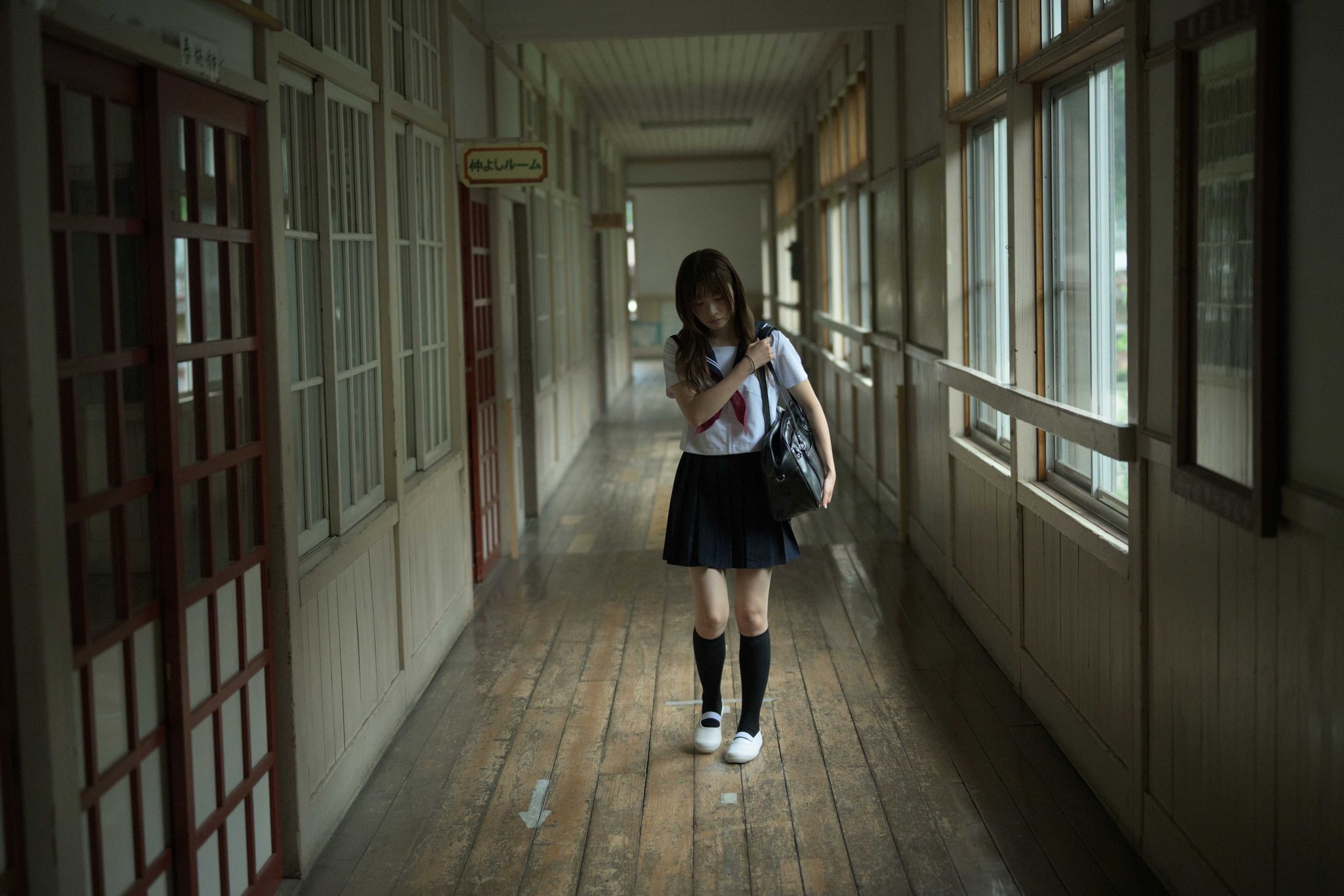 迷路少女误入恐怖片现场