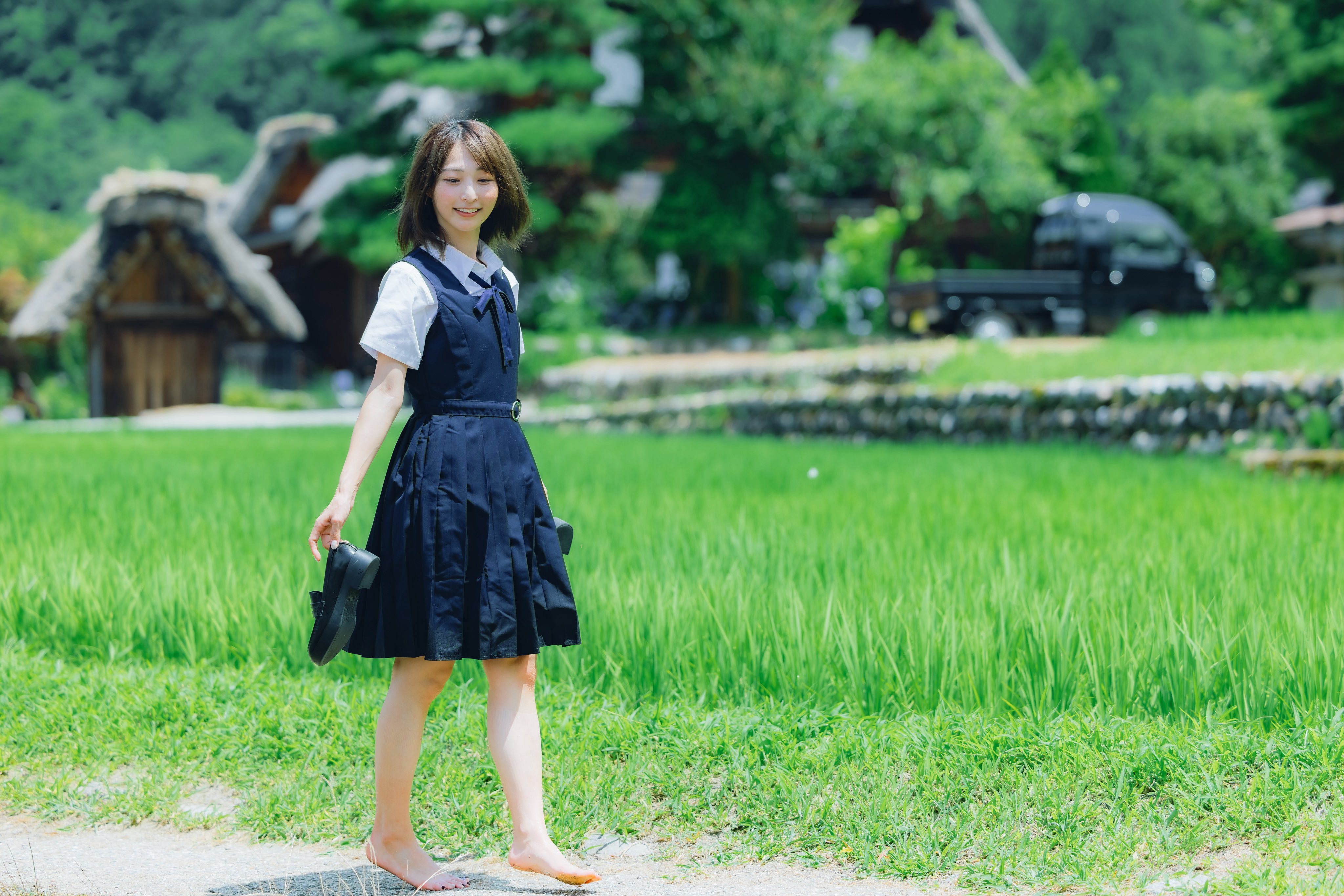 光脚少女漫步田间玩泥巴