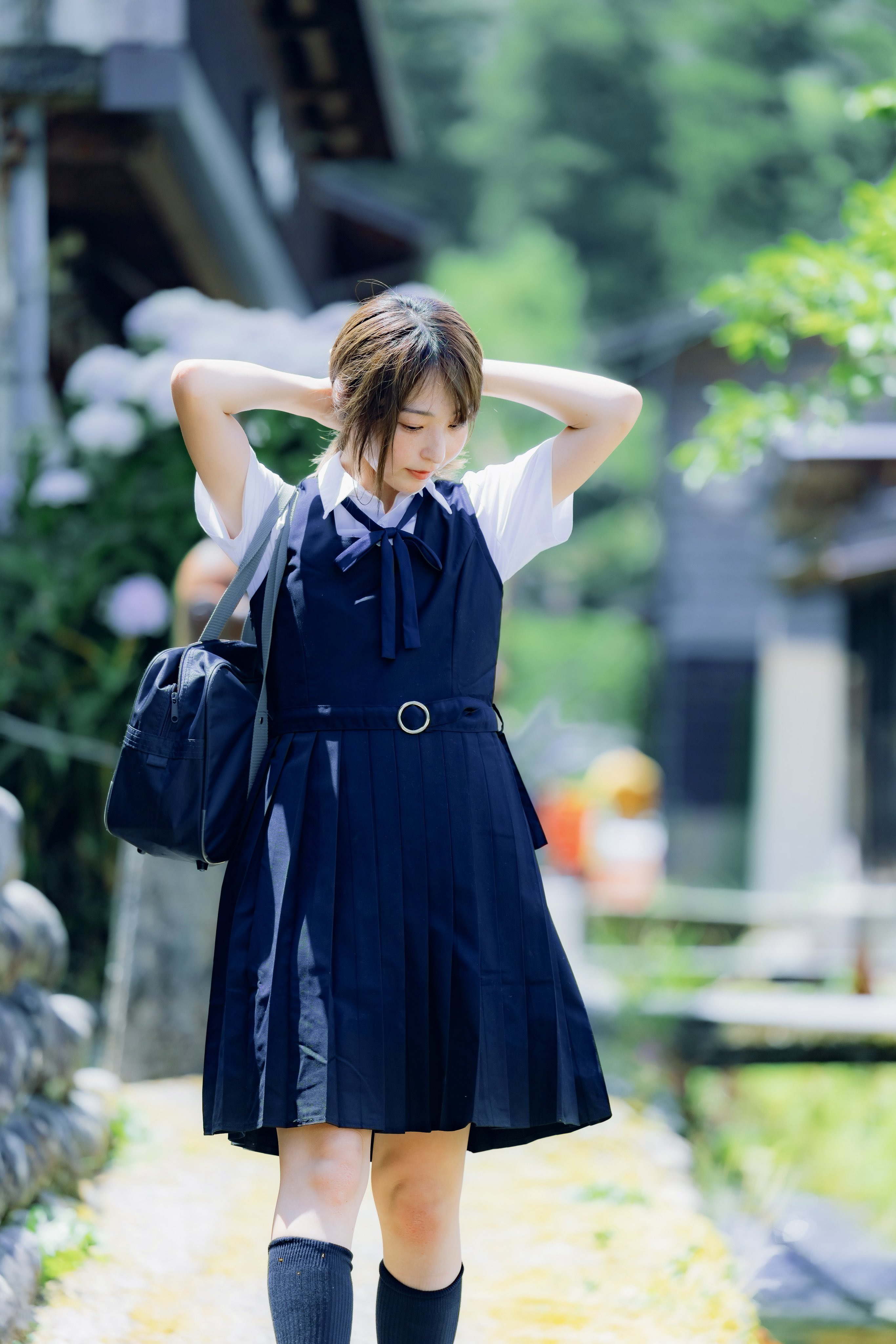 光脚少女漫步田间玩泥巴
