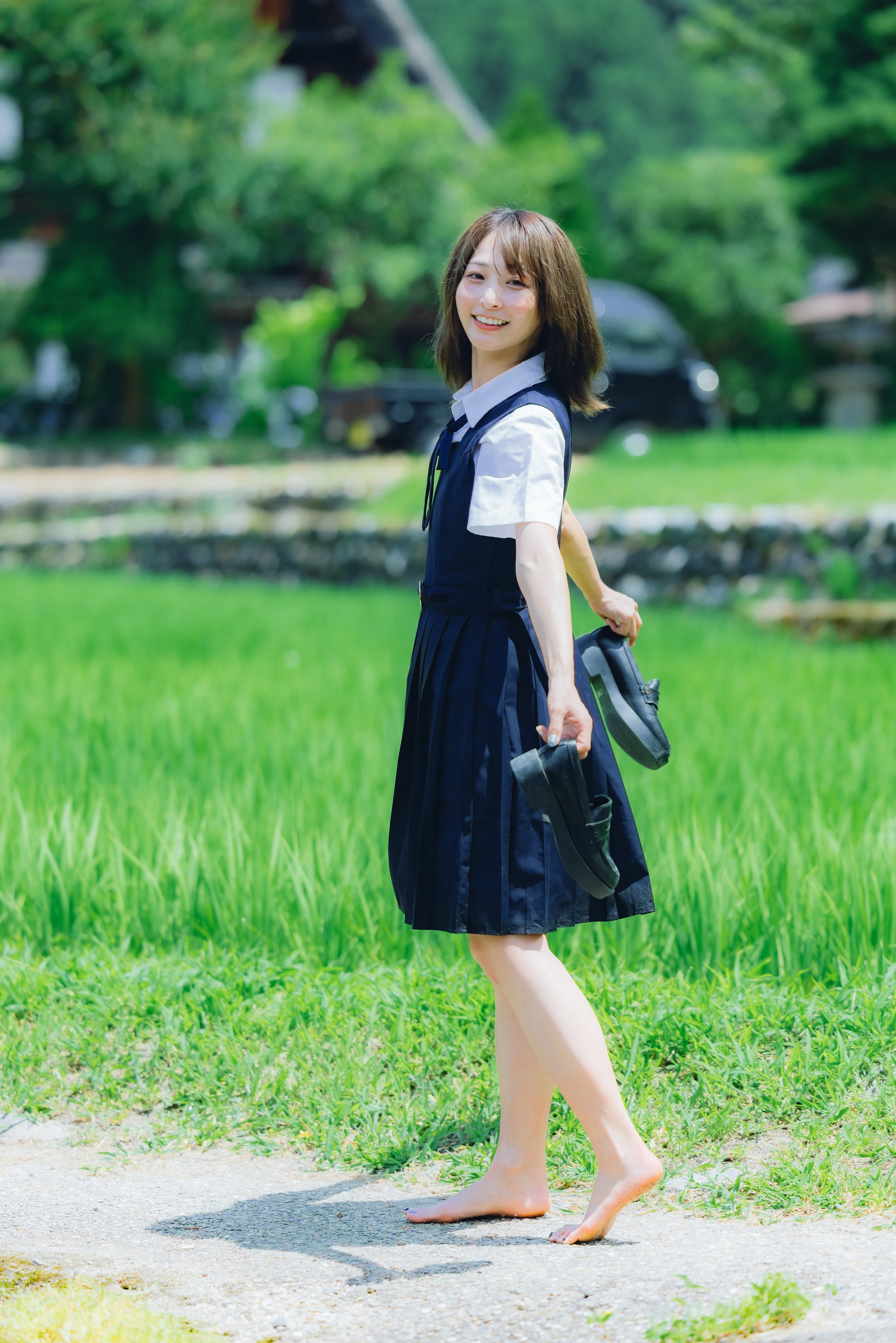 光脚少女漫步田间玩泥巴