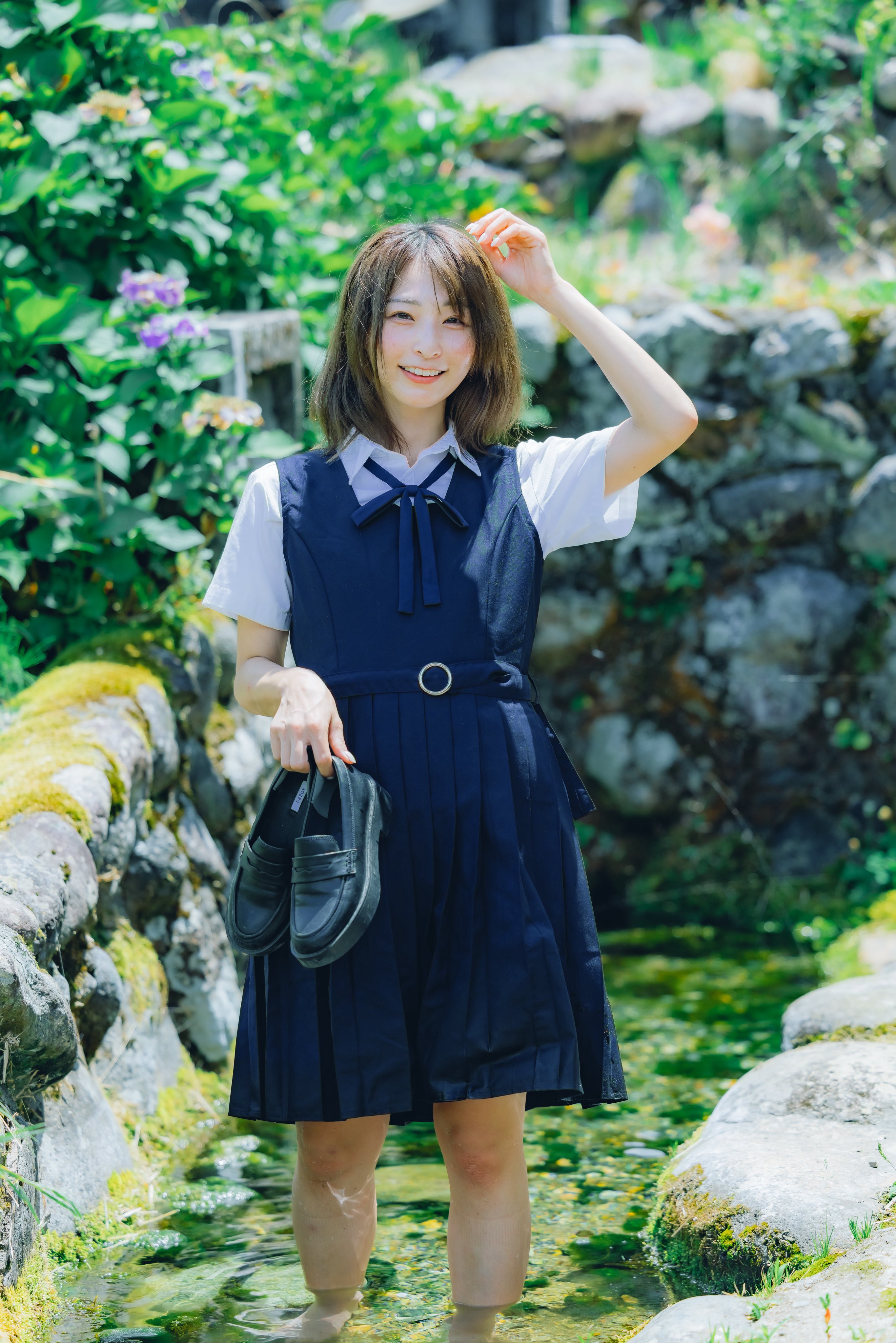 光脚少女漫步田间玩泥巴