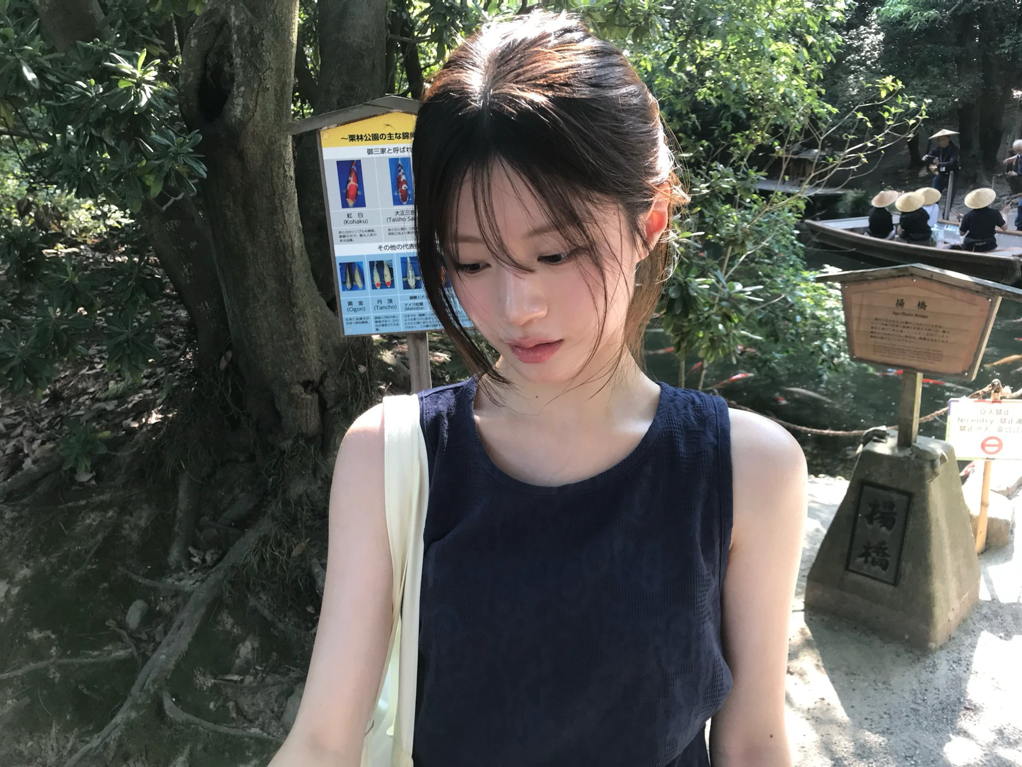 低头找手机还是在想午饭