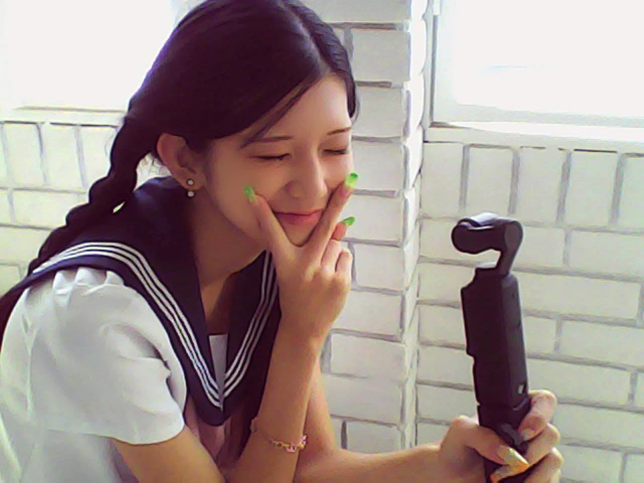 美少女自拍脸部羞涩管理