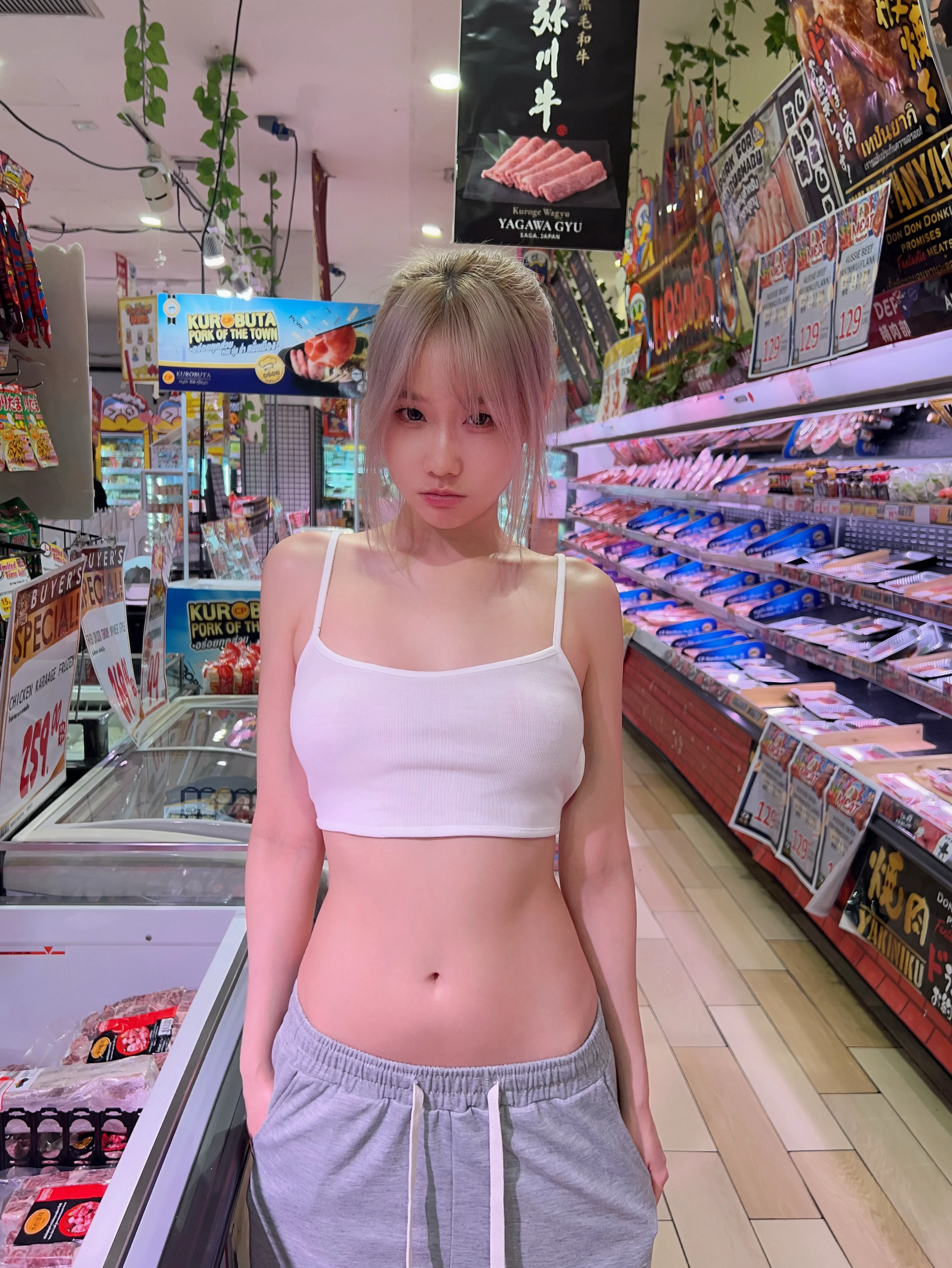 逛超市误入肉类展示区