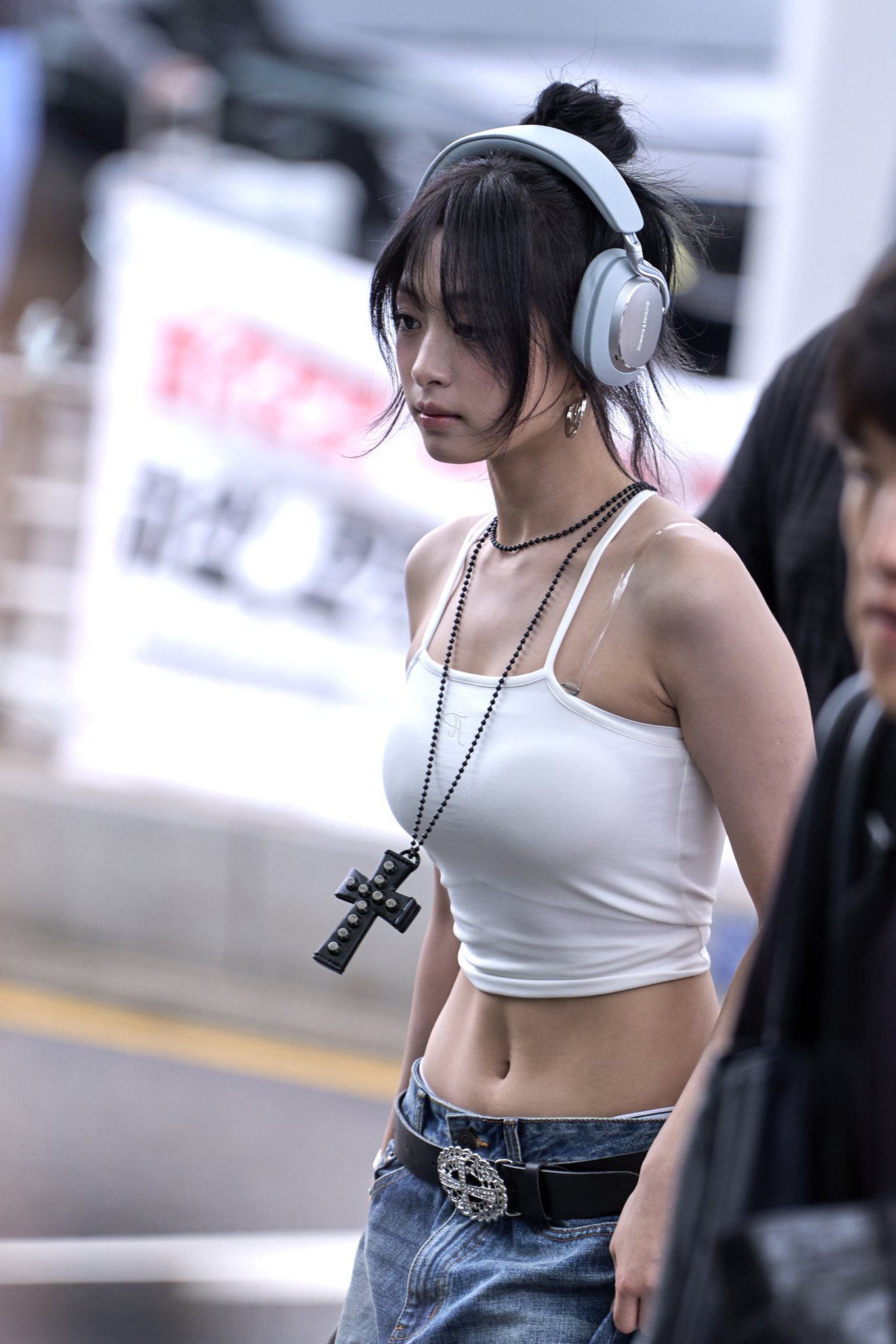 耳机戴得挺稳裤子阔得离谱