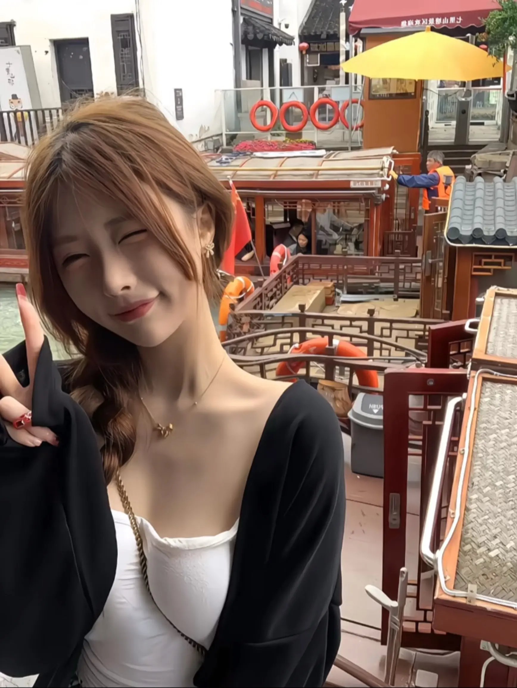 美眉wink误把路人看呆