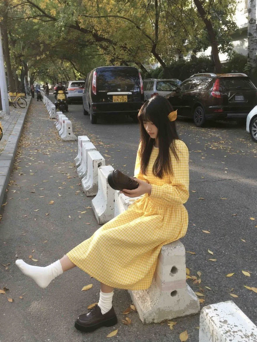 黄色小裙子坐马路牙子