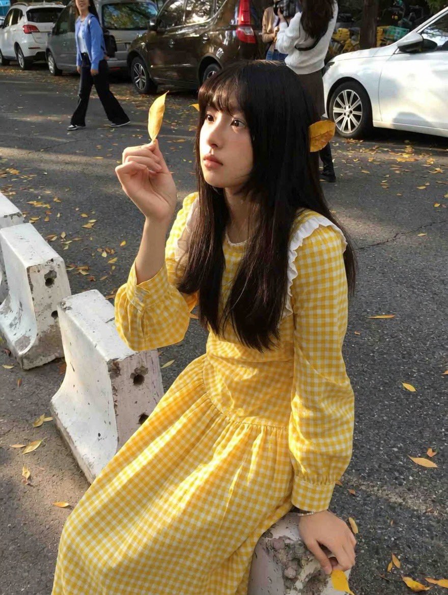 黄色小裙子坐马路牙子