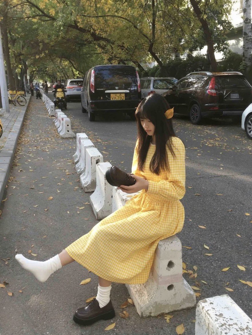 黄色小裙子坐马路牙子