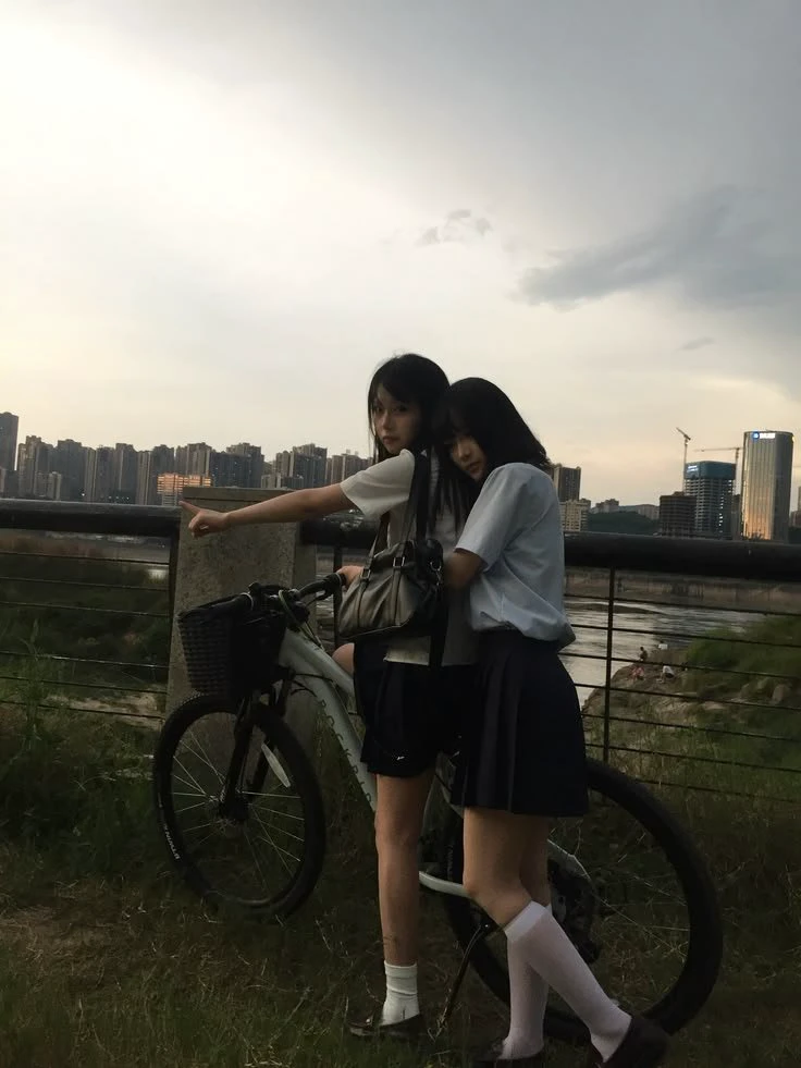 骑车也要带上闺蜜贴贴