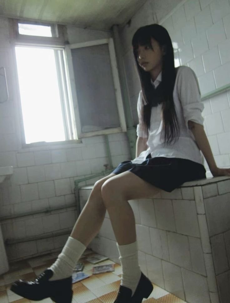 学校厕所里的清冷女神