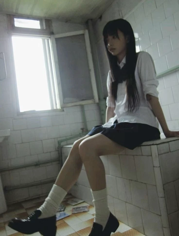 学校厕所里的清冷女神