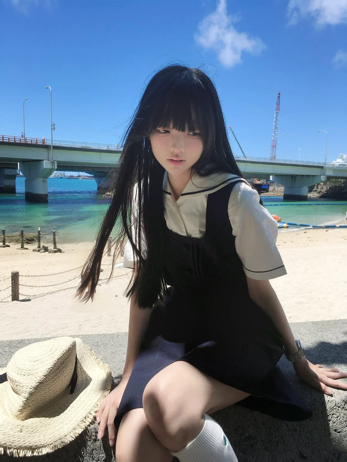 美少女在海边被迫营业