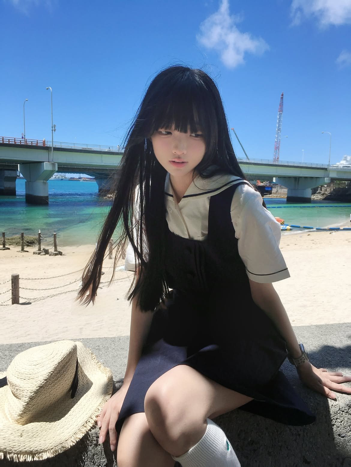 美少女在海边被迫营业
