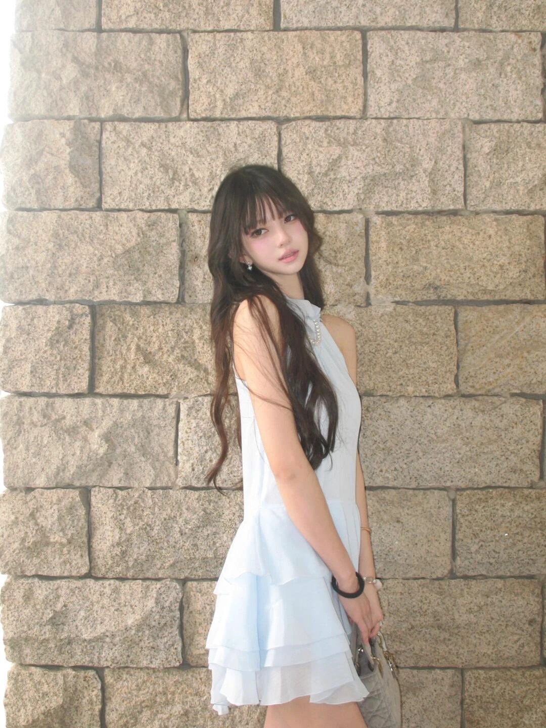 石墙配美少女真绝配