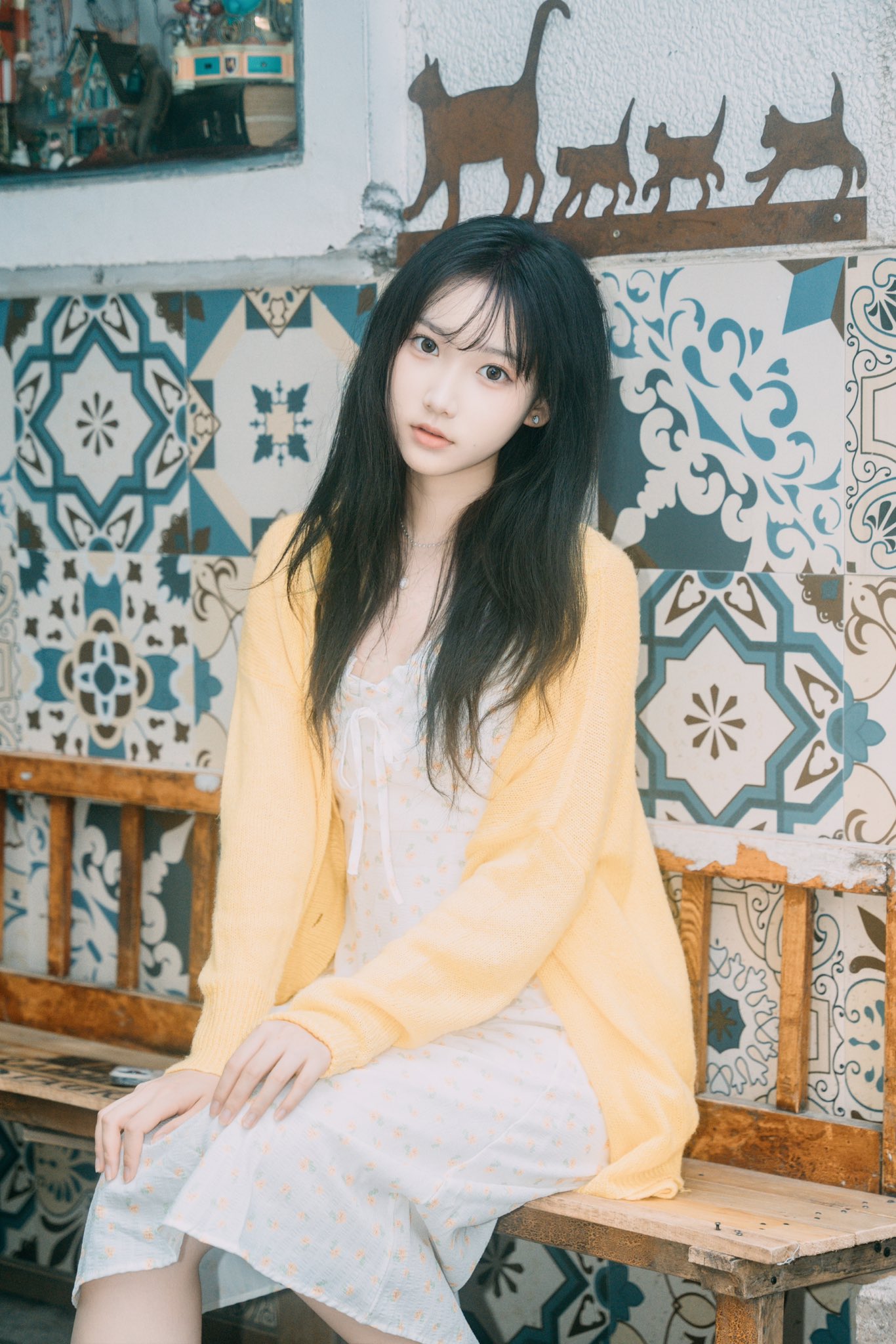 美少女坐板凳发呆中