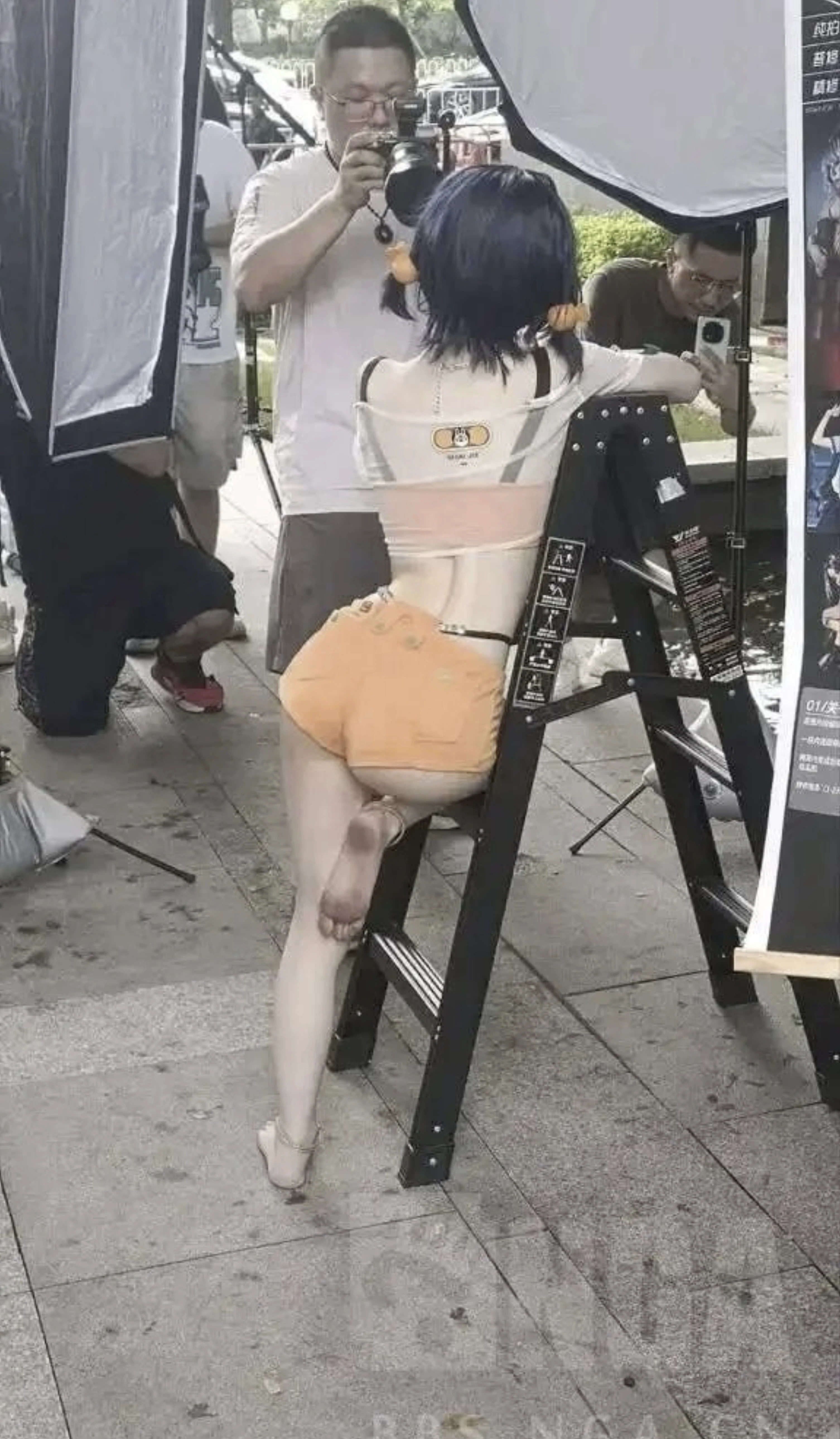 为了出片这姿势也太拼了