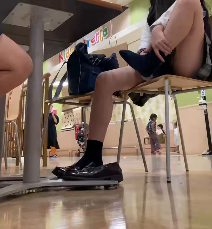 腿长得快要捅到天花板了