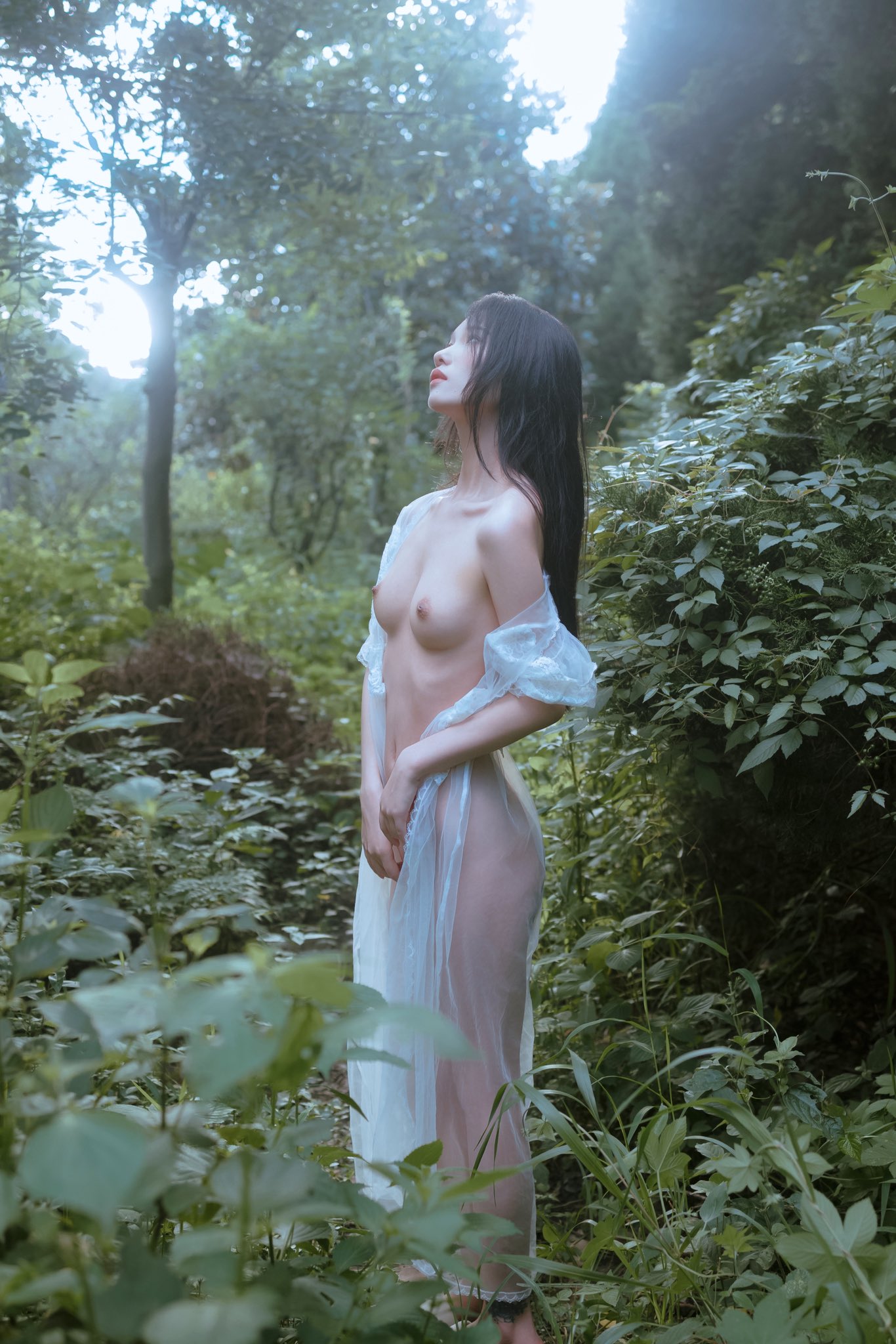 森林里的美艳小仙女