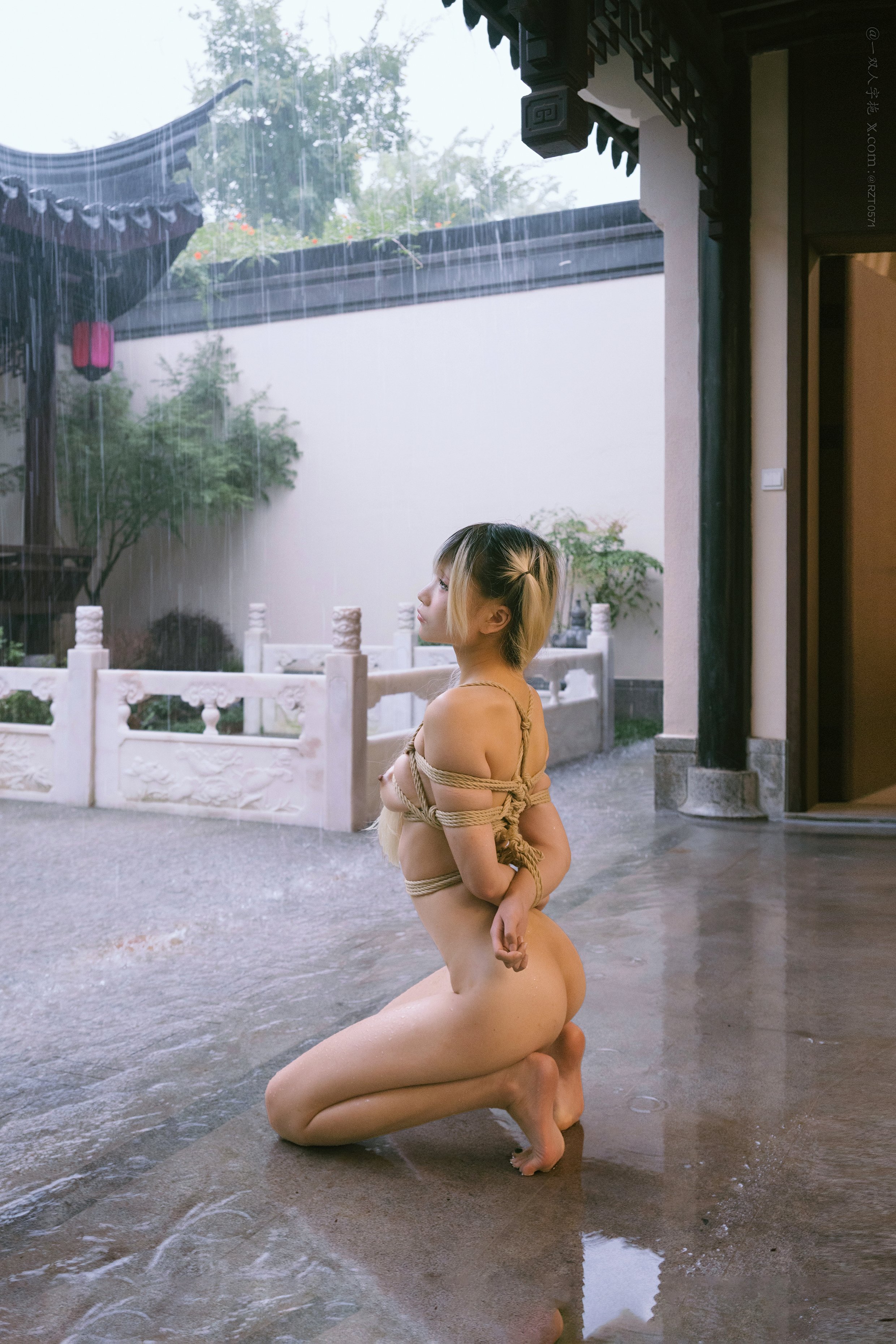 雨中凌乱美少女