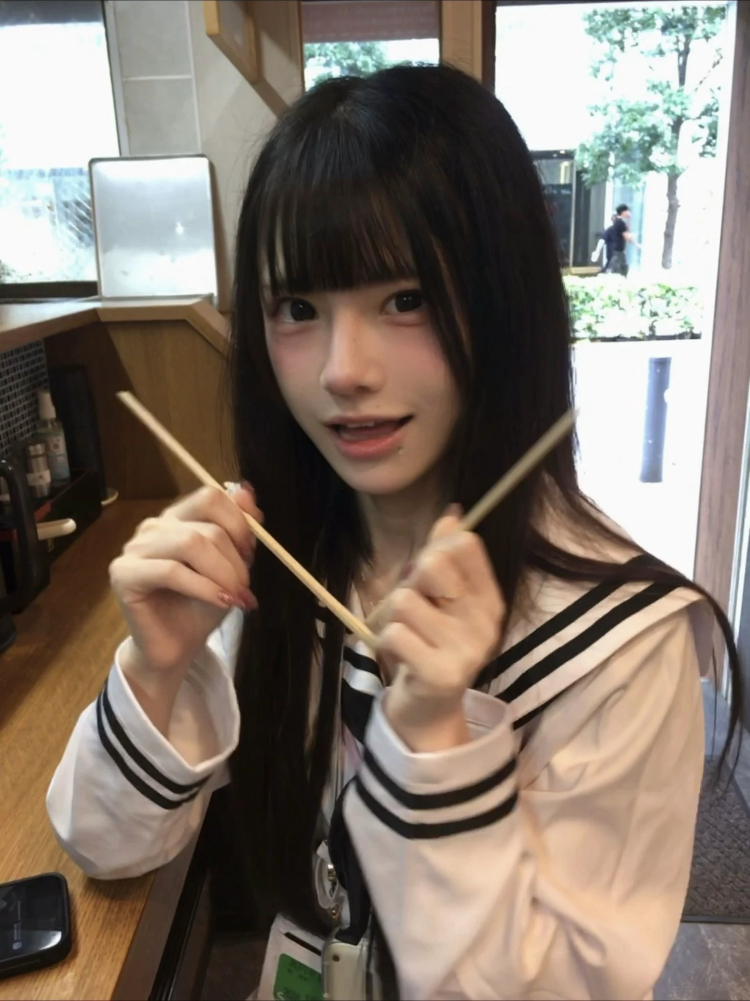 筷子拿反也难掩美貌