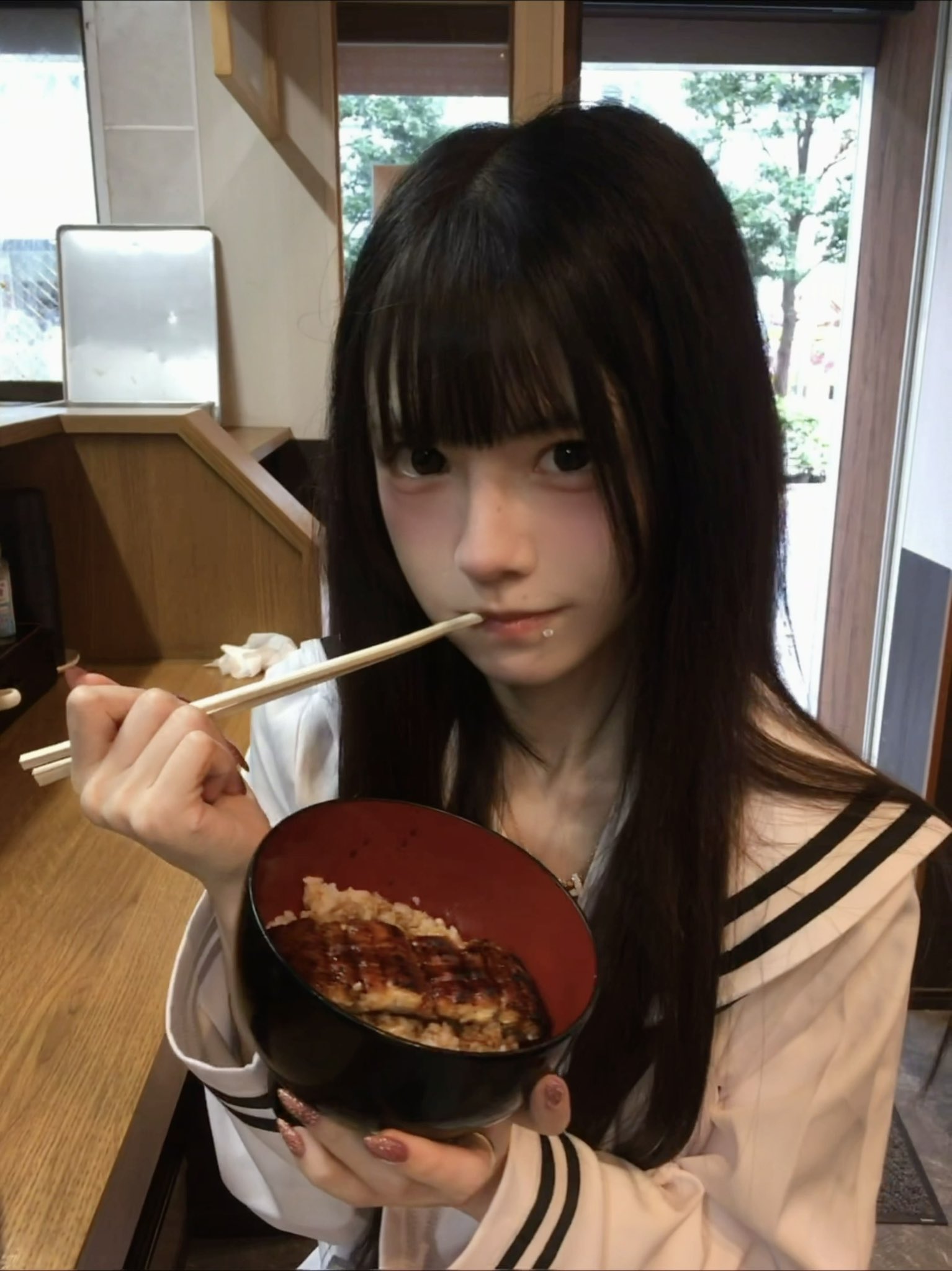 筷子拿反也难掩美貌