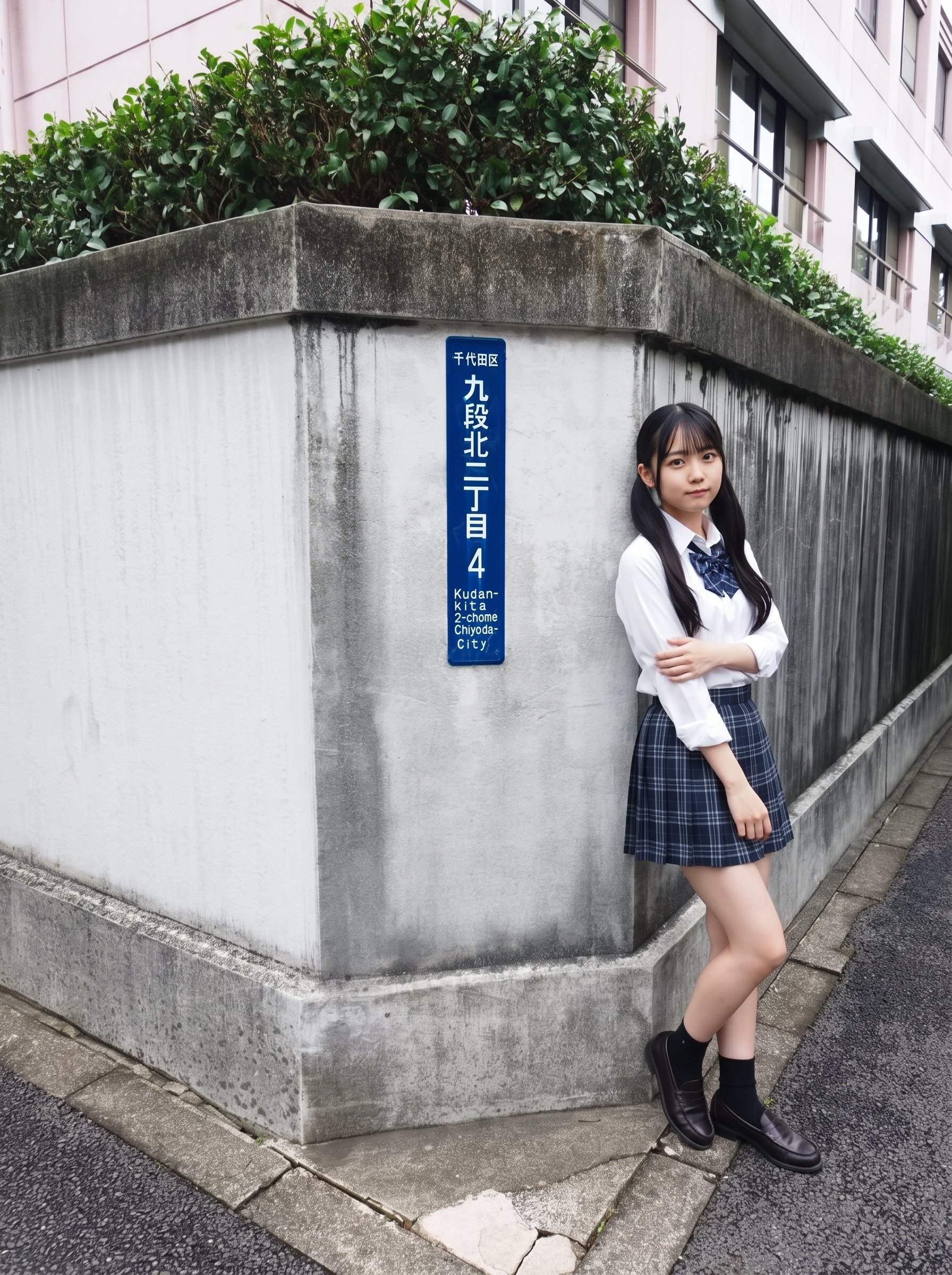 墙角美少女路过拆迁现场