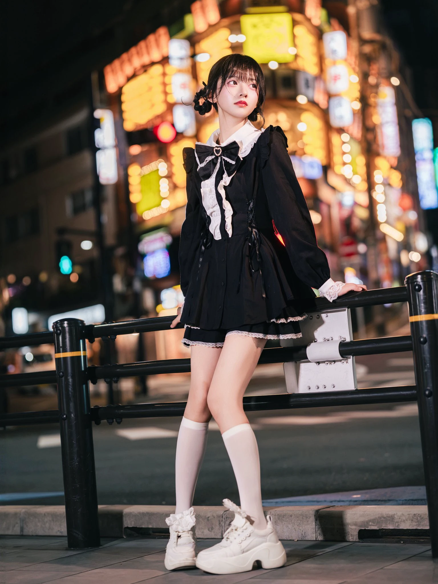 深夜街头闪闪发光的小甜心