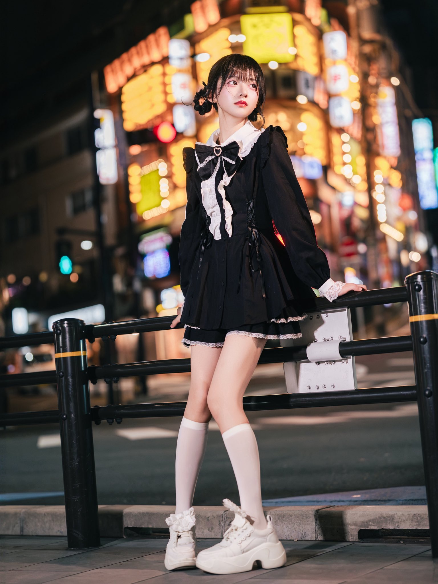 深夜街头闪闪发光的小甜心