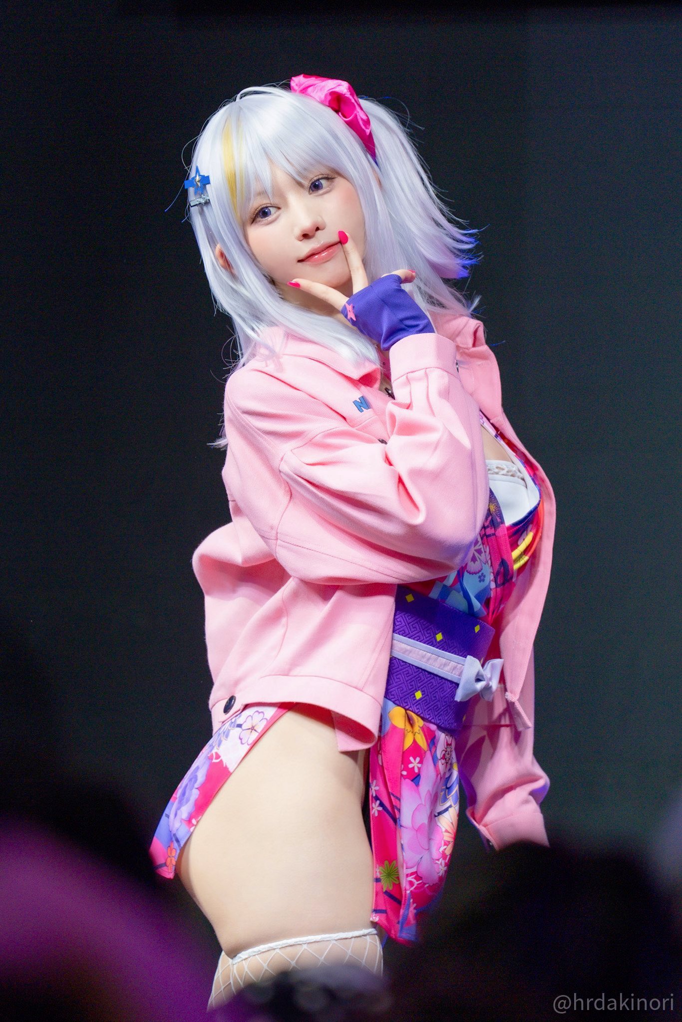 粉发美少女在线营业中