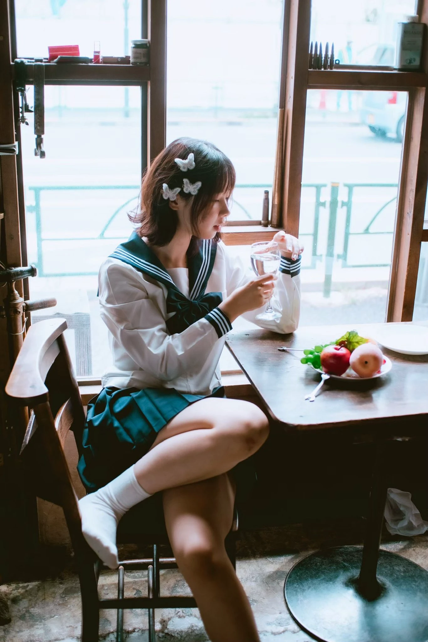 窗边少女沉浸式发呆