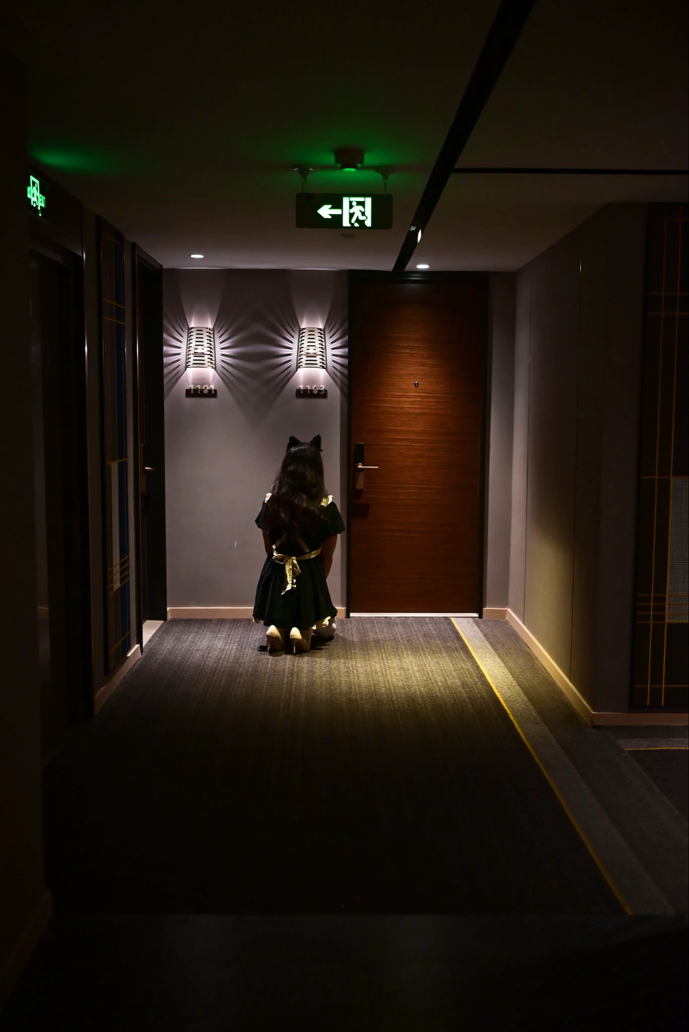 深夜走廊偶遇神秘黑影