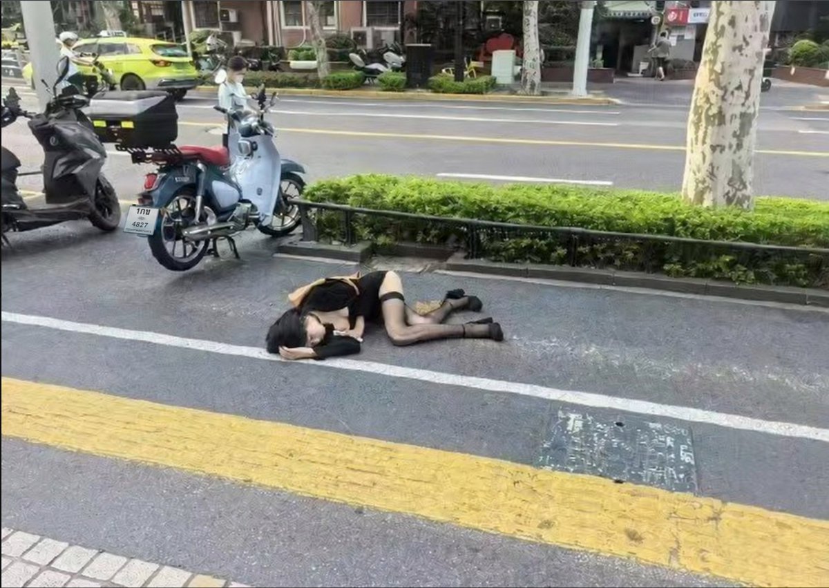 路边大型人体装饰品