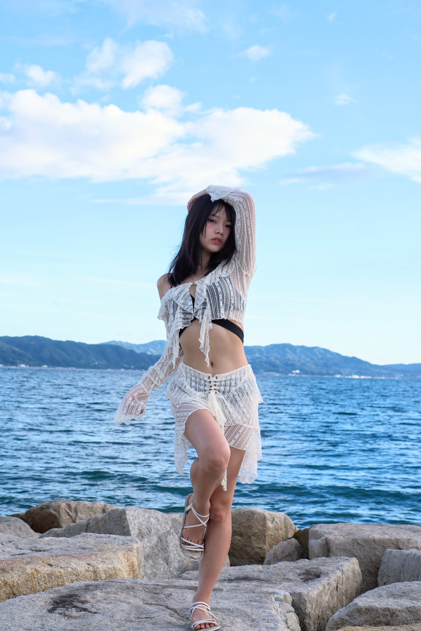海边凹造型显腿长姿势真难