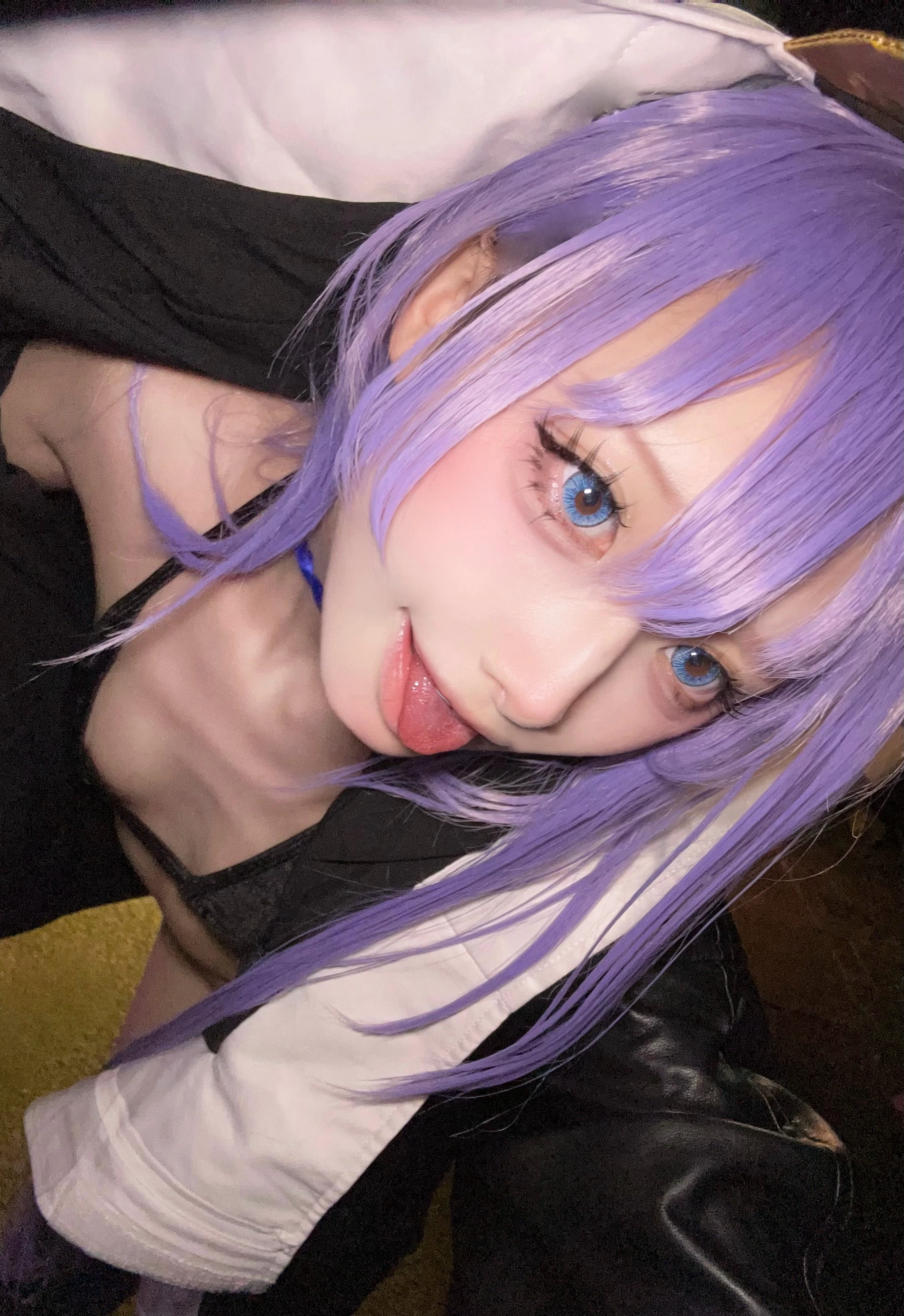 紫发美少女在线卖萌