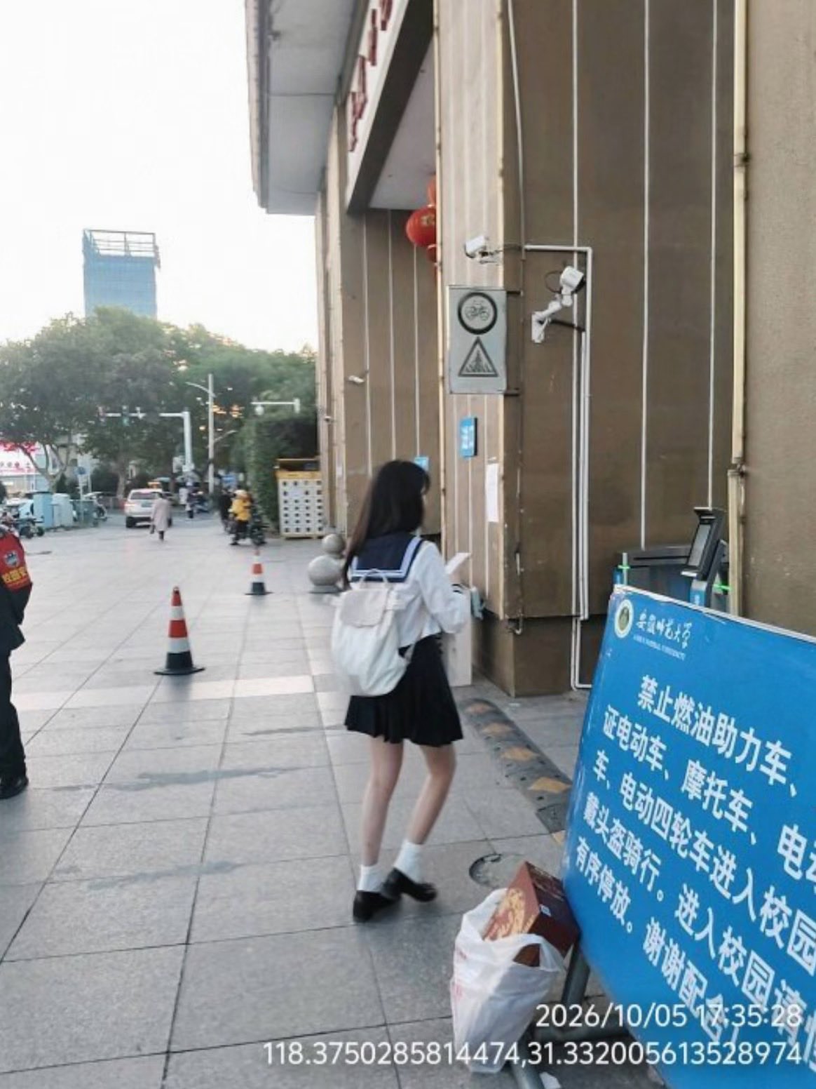 外卖员深夜迷失街头