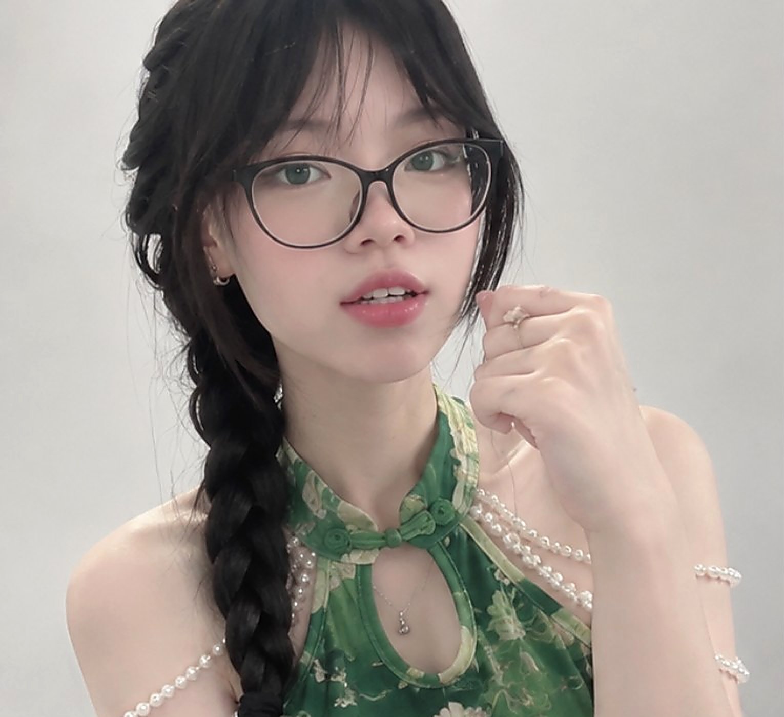 眼镜妹穿绿裙子也太显眼了