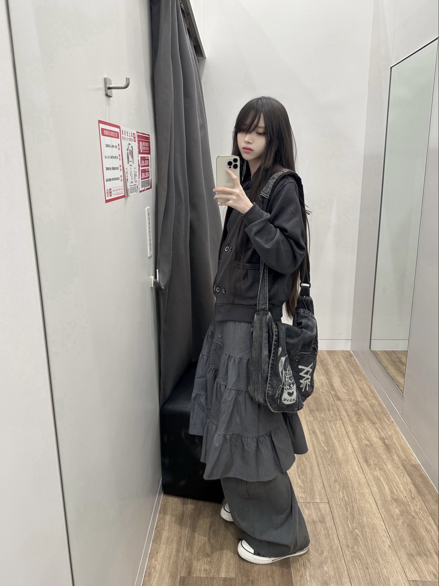 镜子里有个酷飒小黑影