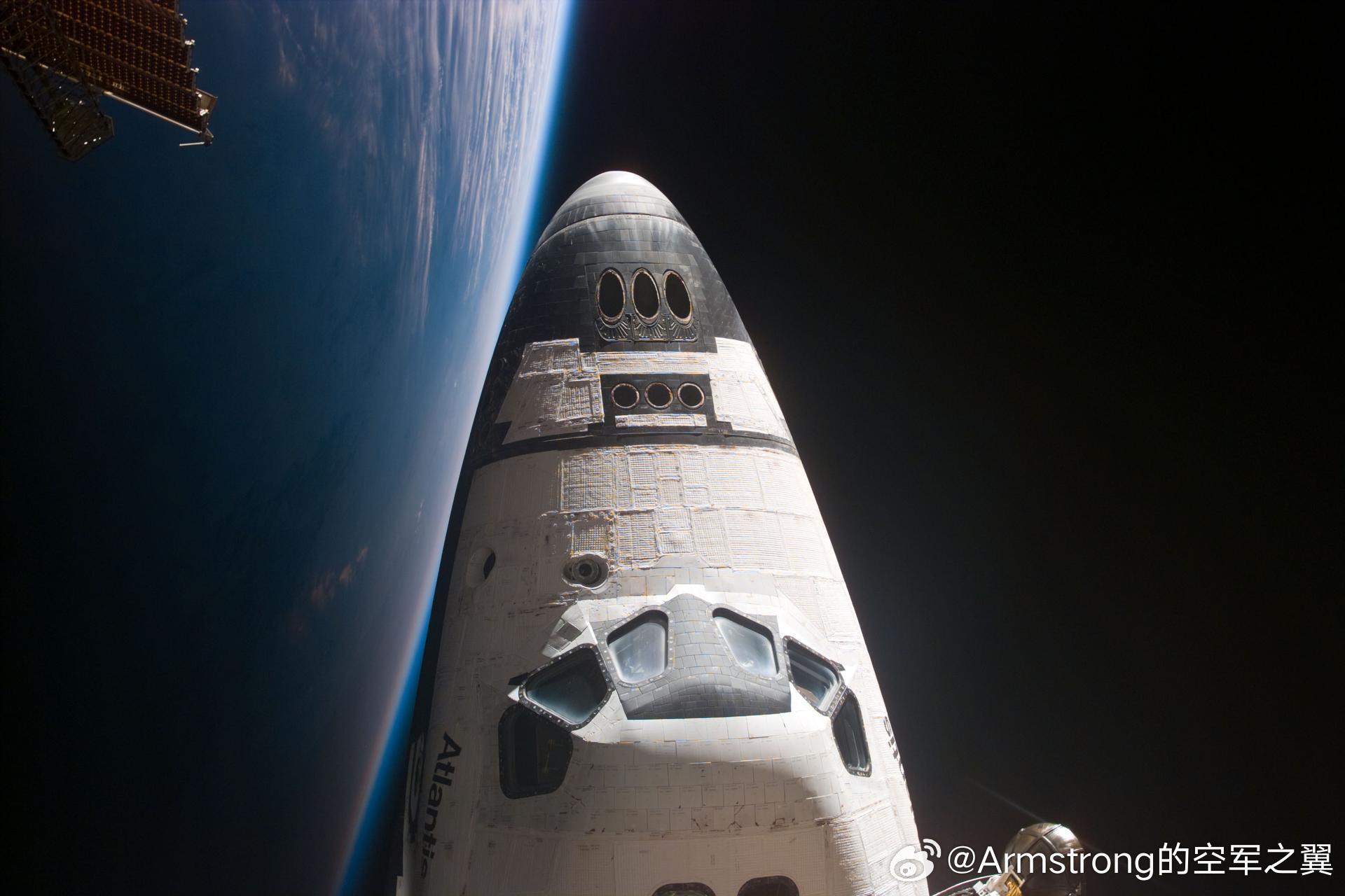 1997年从和平号空间站拍摄的亚特兰蒂斯号航天飞机