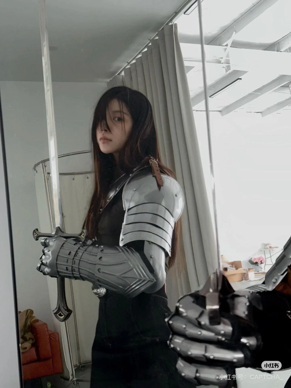 穿着中世纪装甲的女人。