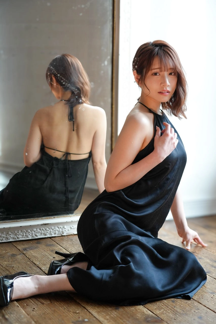 穿着黑色衣服的女人坐在镜子前。