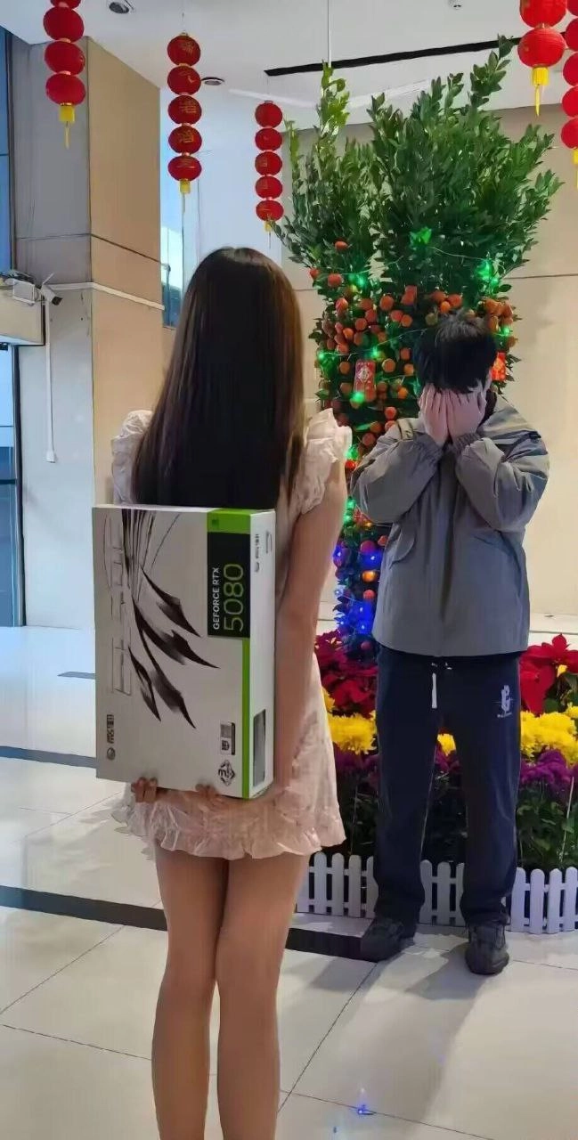 女人背着一个盒子,站在一个男人旁边。