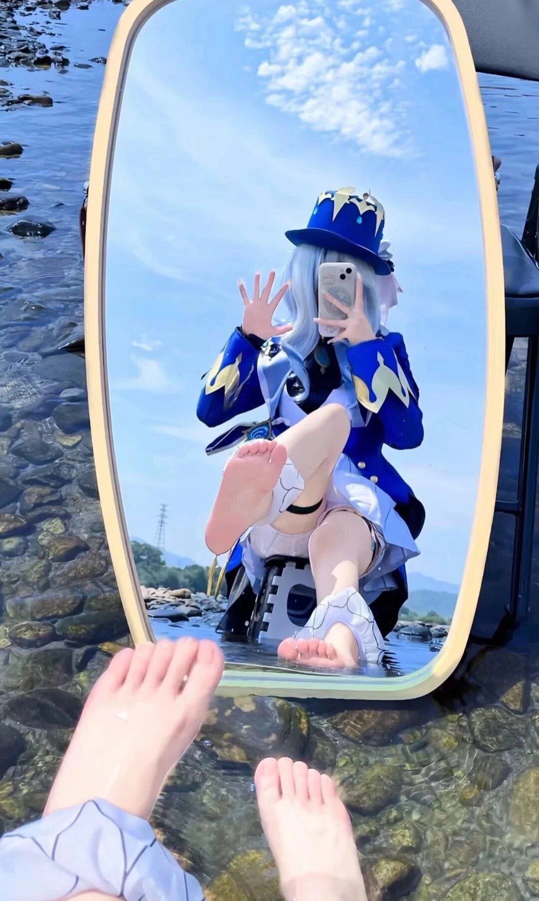 女人在镜子里拍自拍。