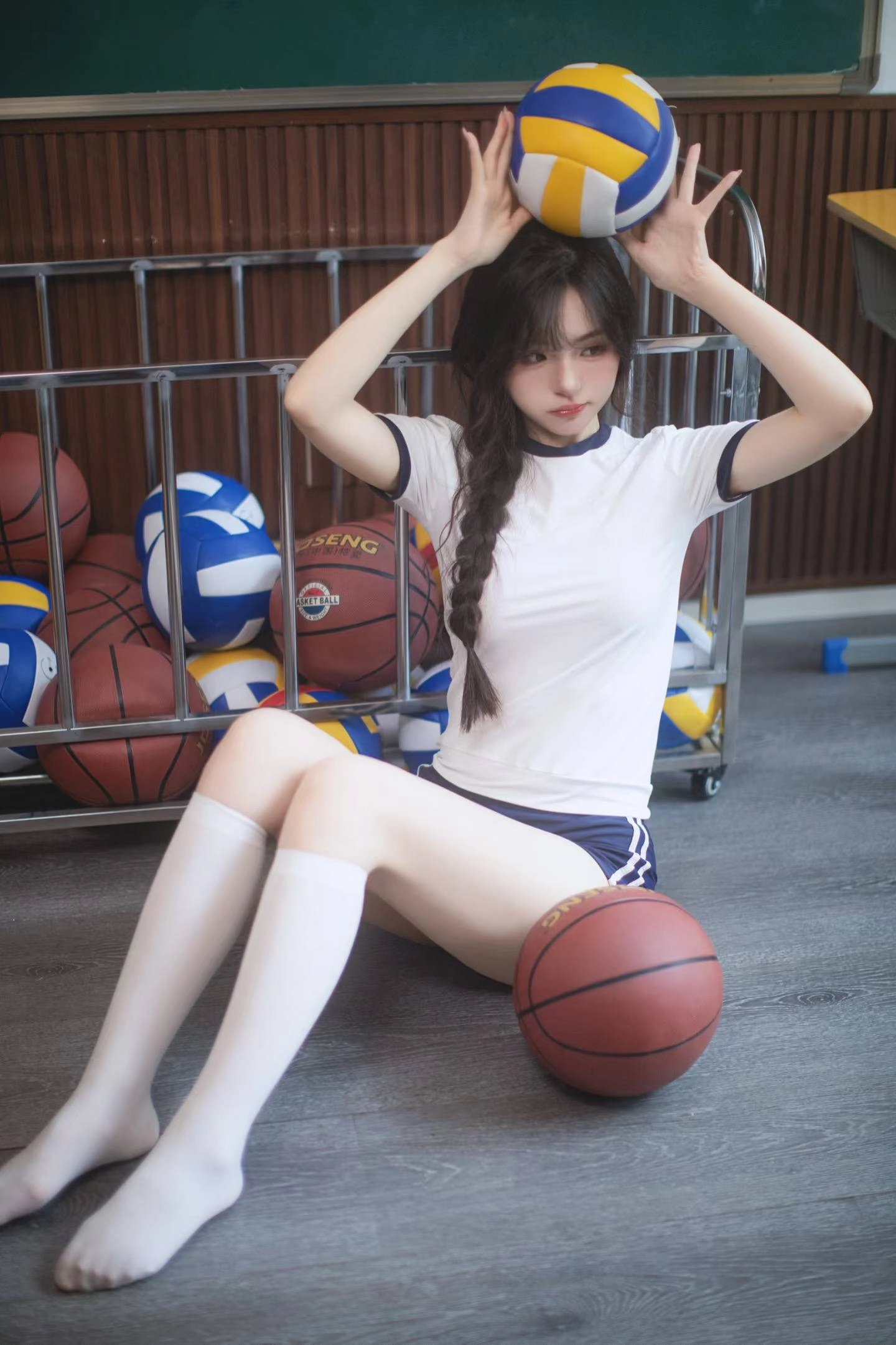 穿着白色衬衫和蓝色短裤的女孩指向相机。