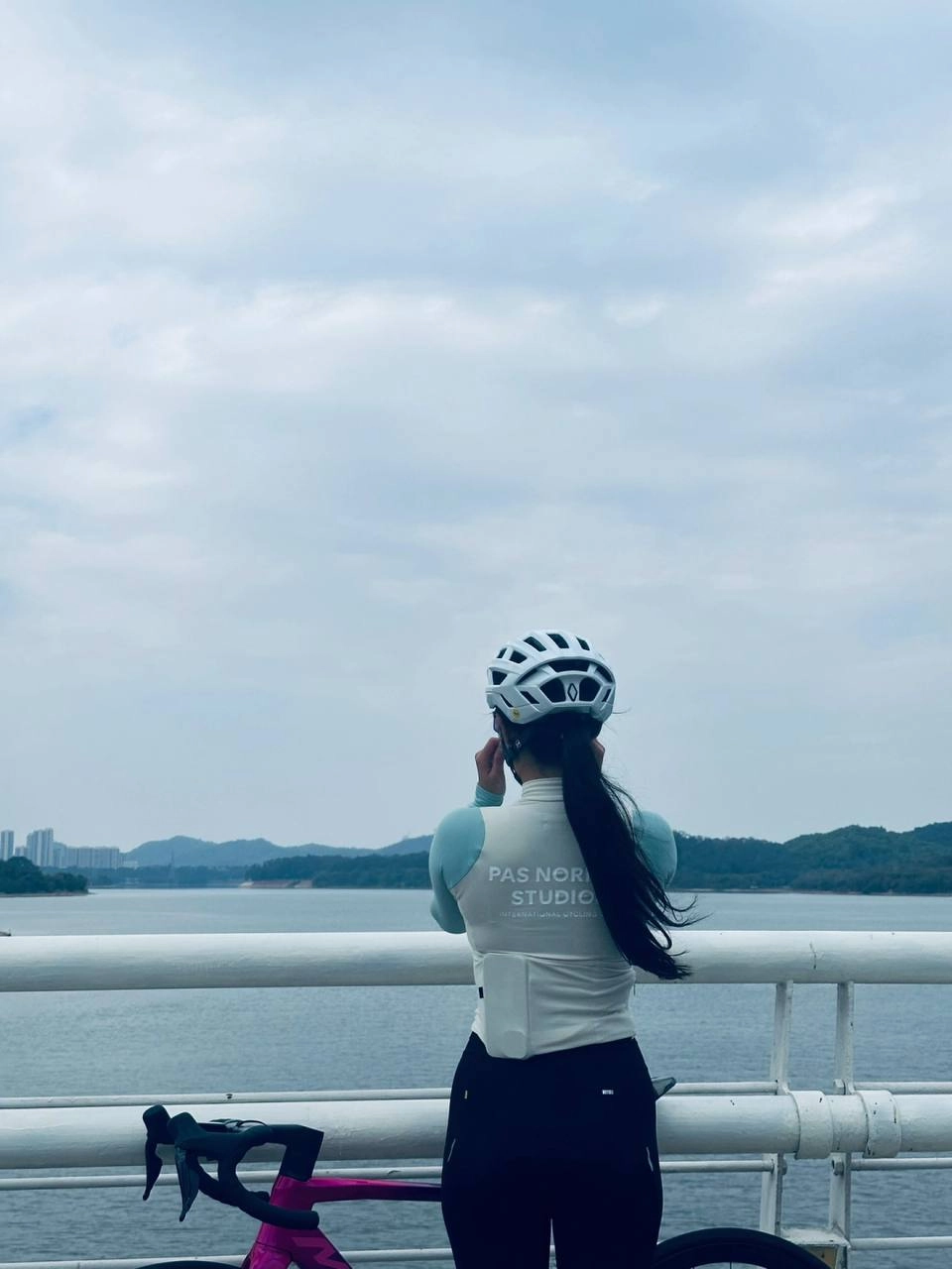 女人在路上骑自行车。