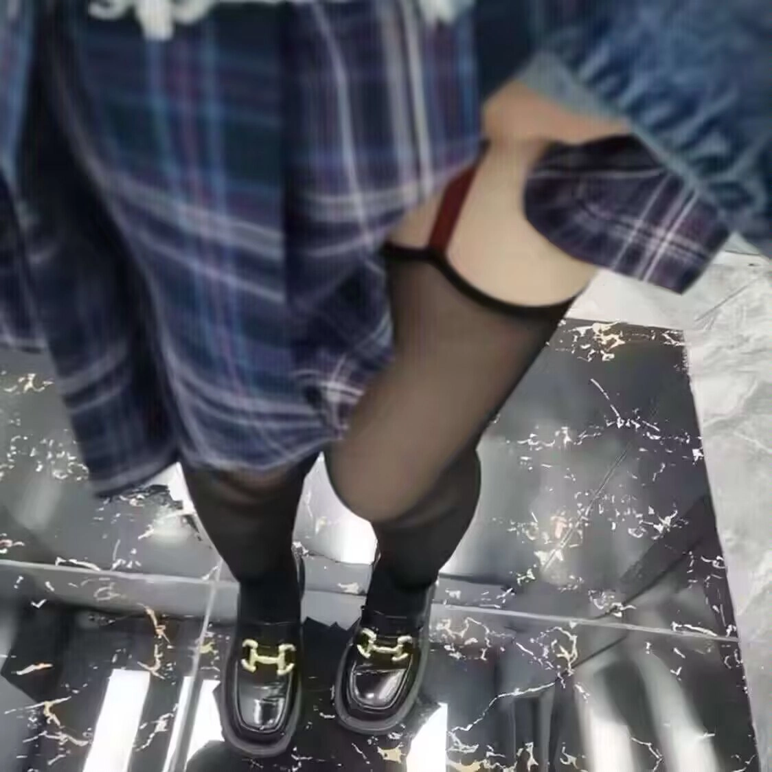 女人穿着一件黑色的裙子和袜子。