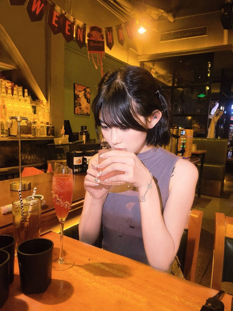 穿着灰色的衬衫和项链的女人。