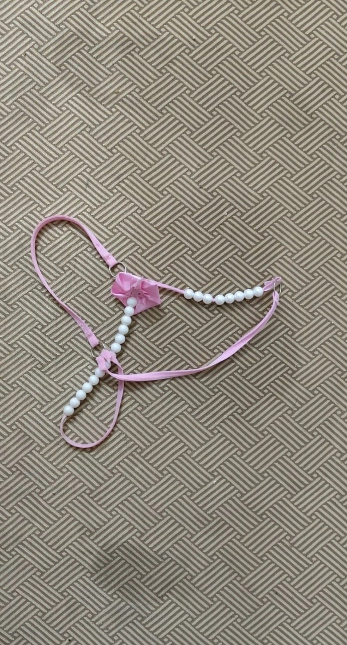 粉红色比基尼顶部与白色珠子。