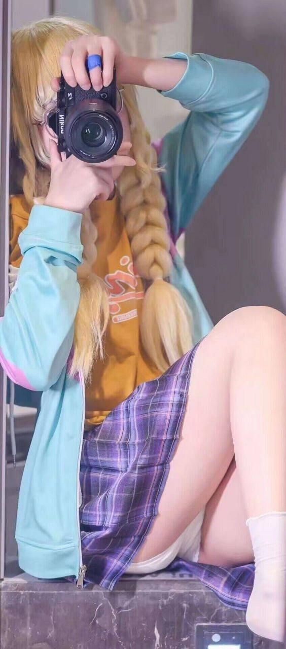 长头发的女孩和一件黄色的衬衫。